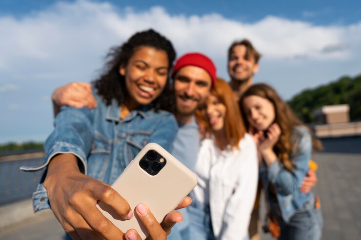 Setting Healthy Boundaries: Navigating Social Media Usage in Relationships