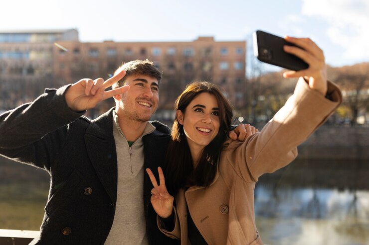 Setting Healthy Boundaries: Navigating Social Media Usage in Relationships